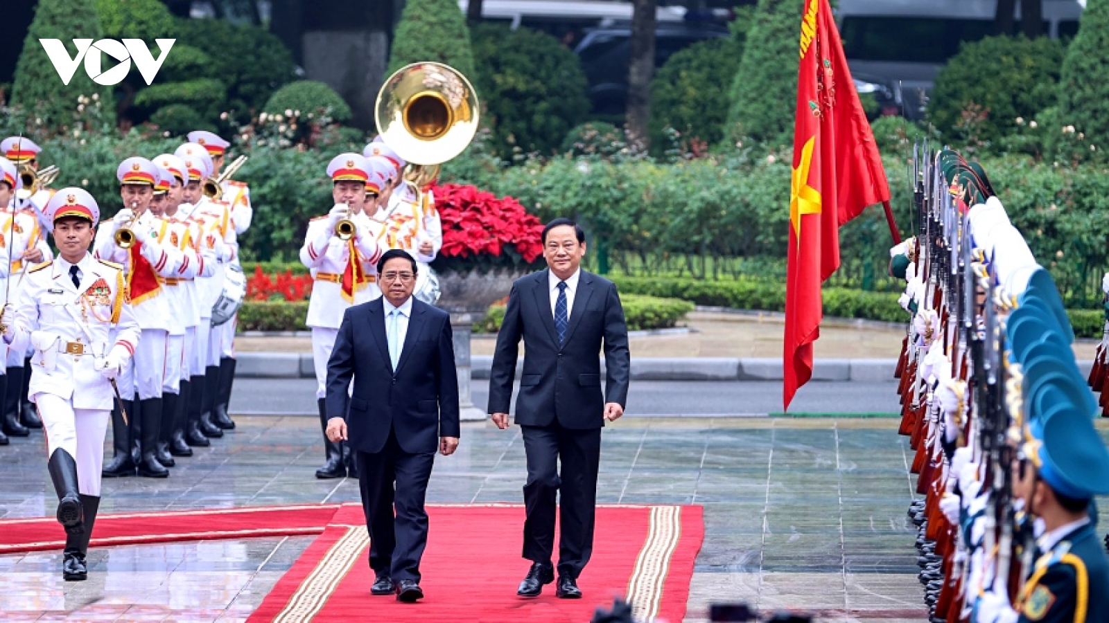 Lao PM Sonexay Siphandone warmly welcomed in Hanoi on official visit